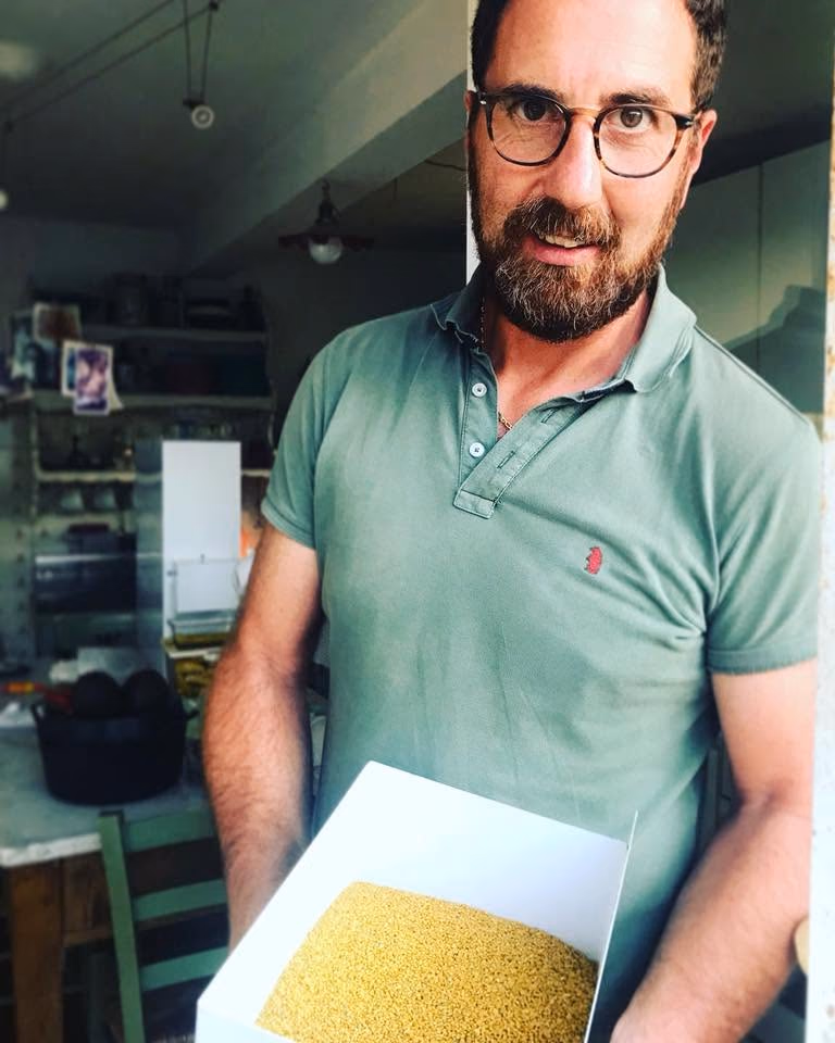 Claudio Barbieri con il polline fresco in mano