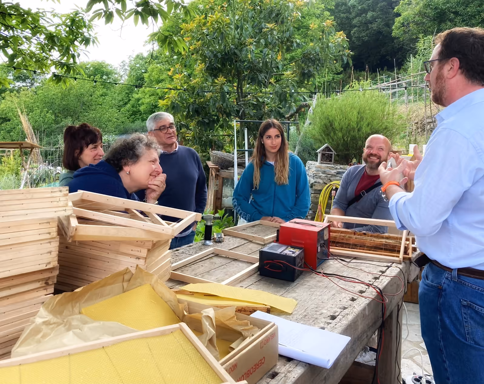Partecipanti al corso di apicoltura durante una lezione