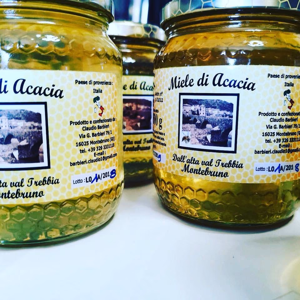 Vasetto di miele di acacia con l’etichetta dell’azienda