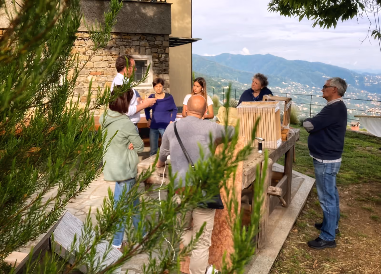Partecipanti seduti attorno a un tavolo con materiale didattico